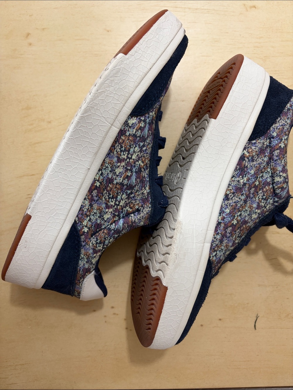 Kizik Women’s Prague Navy Multi Floral Lace-Up Sneakers Size 7 Wide - Picture 3 of 6